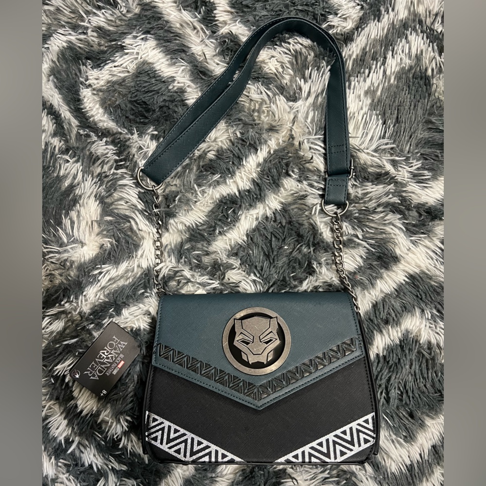 LOUNGEFLY BLACK PANTHER WAKANDA FOREVER
CROSSBODY BAG NWT - Picture 7 of 12